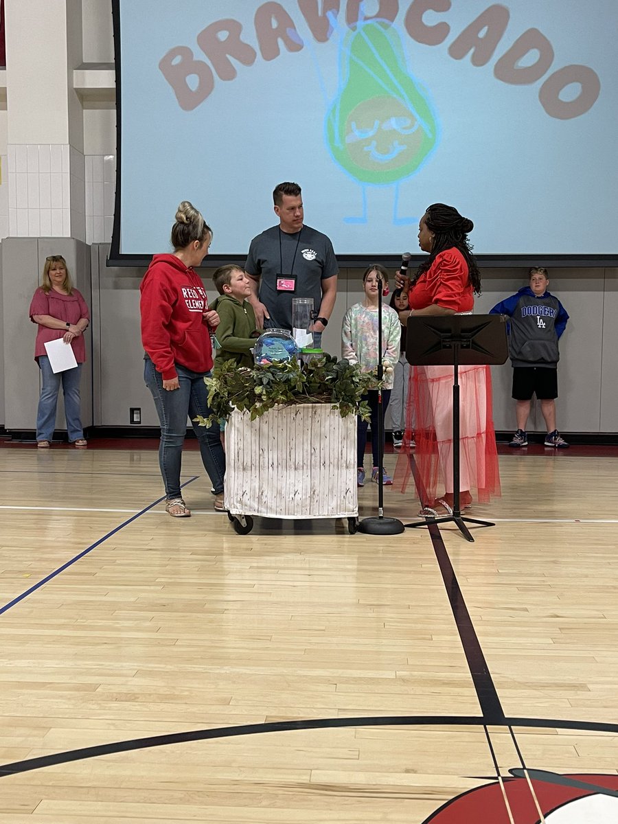 GosdinSarah's tweet image. Mr. Anderson was an awesome Watch Dog at @Reed_Elementary today! 💜😎