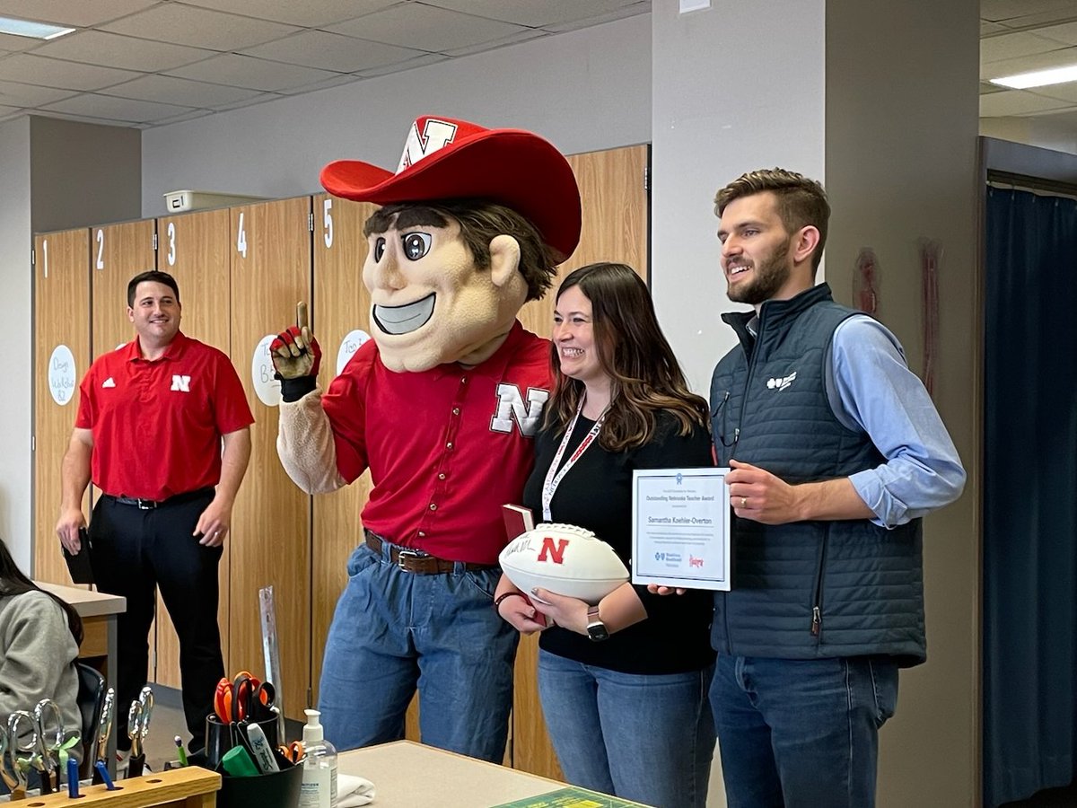 Congratulations to Samantha Koehler-Overton!  <a href="/Huskers/">Nebraska Huskers</a> and <a href="/BCBSNebraska/">BCBS Nebraska</a> presented the Touchdown for Teachers award to Ms. KO today.

Felicitamos a Sra. KO por recibir el premio de Touchdown for Teachers hoy.