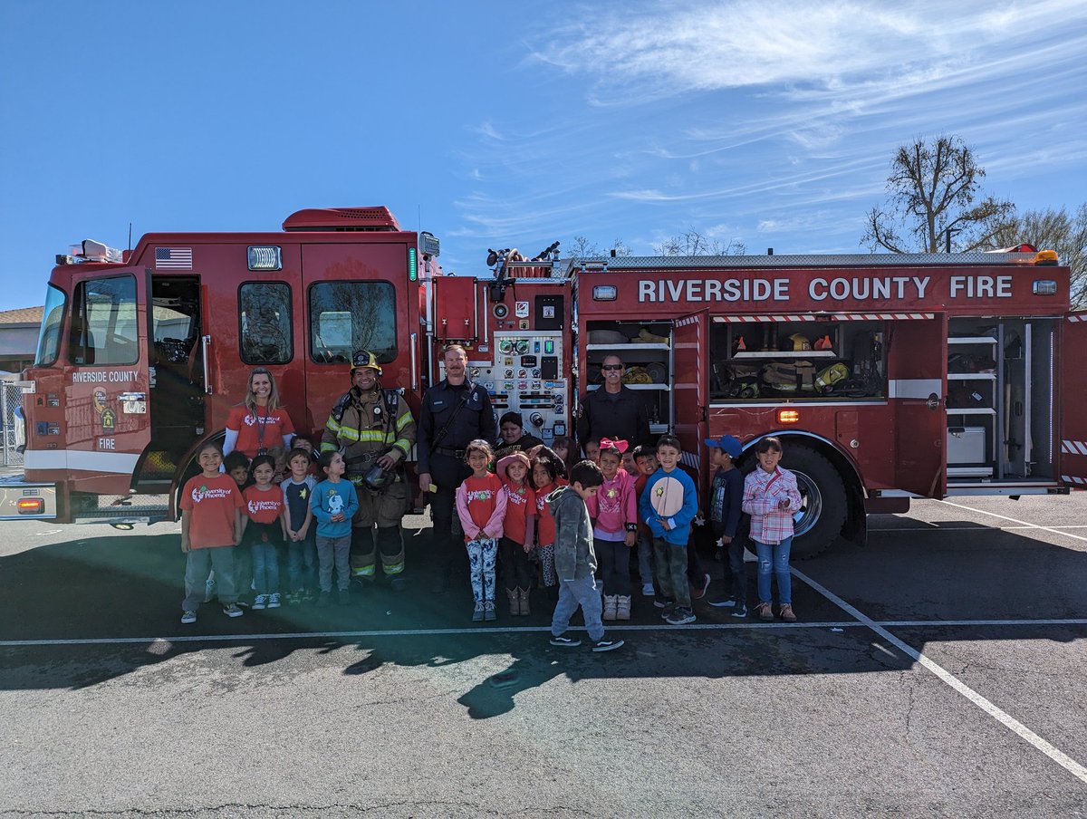 MrsFrenchHVES's tweet photo. Career day at Harvest Valley was awesome! Thank you Mrs. Carroll for organizing this. https://t.co/RvoTXry1wh