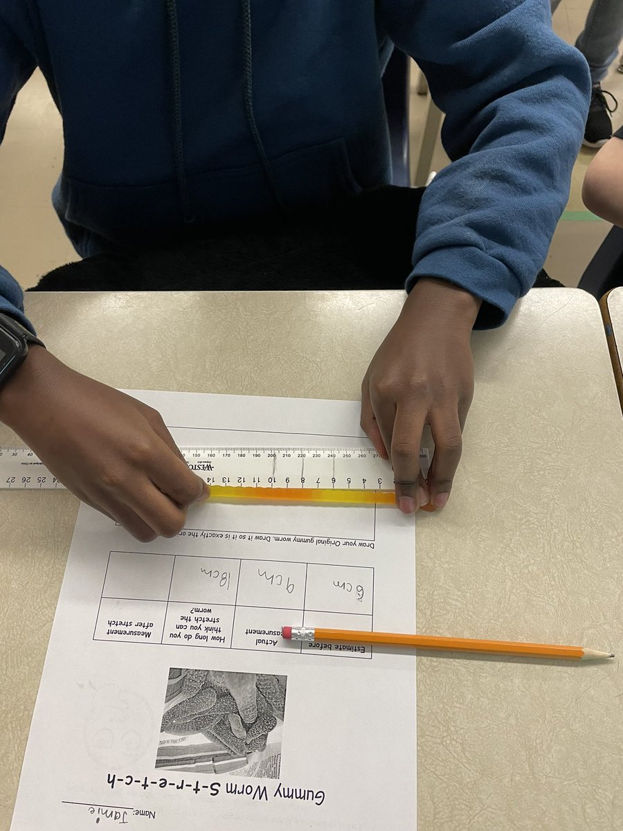 PascoecLea's tweet photo. Measuring with gummy worms helps us to estimate, predict and measure. #mathisfun https://t.co/Tx4zoZnP0L