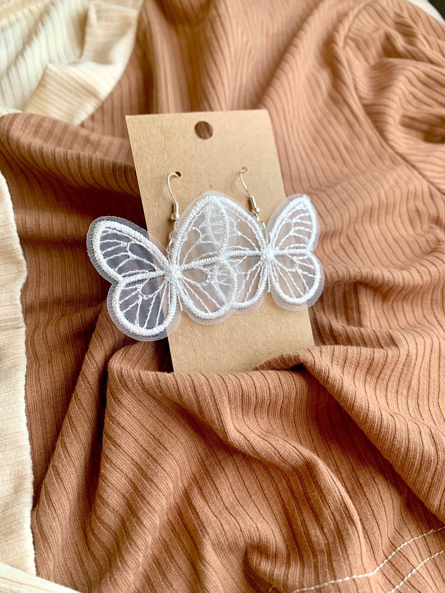 LyraCreations's tweet photo. Butterfly Earrings ☁️🦋

If you see one you like you can grab them with the link below! ✨ https://t.co/Vy5ZONUWae