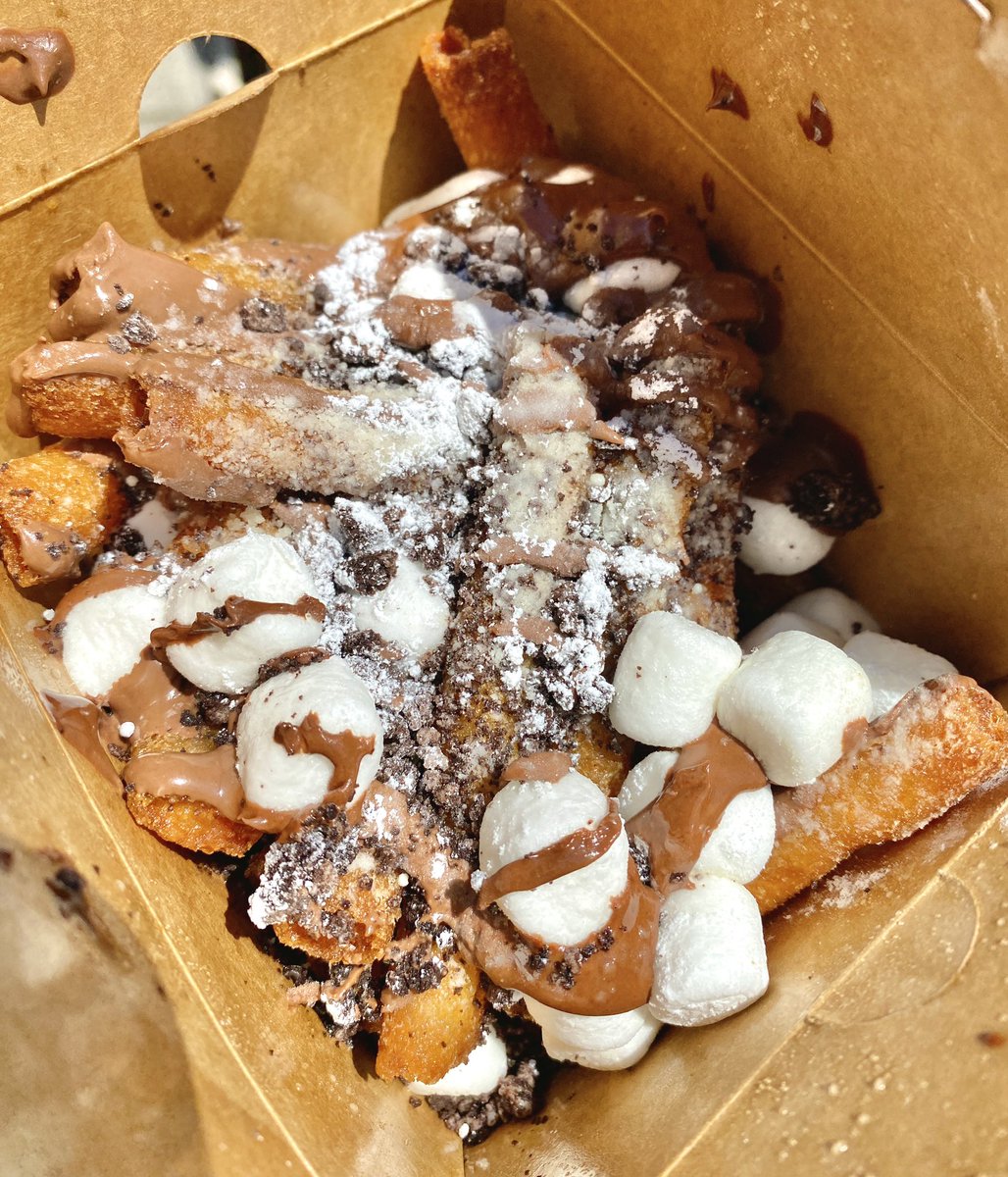 tailgatetakeout's tweet photo. Craves Poutinery’s new location in Belle River is a must try! (Pro tip: order the funnel cake fries. You’re welcome.)
#Poutine #yqg #FoodieFriday #fryday #foodie #eatlocal https://t.co/YbY6dG03OV