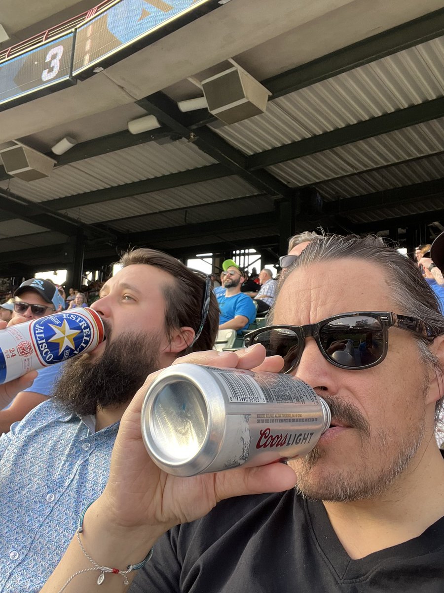 DavesHundo's tweet photo. #fullthrottle https://t.co/ETeibP118D