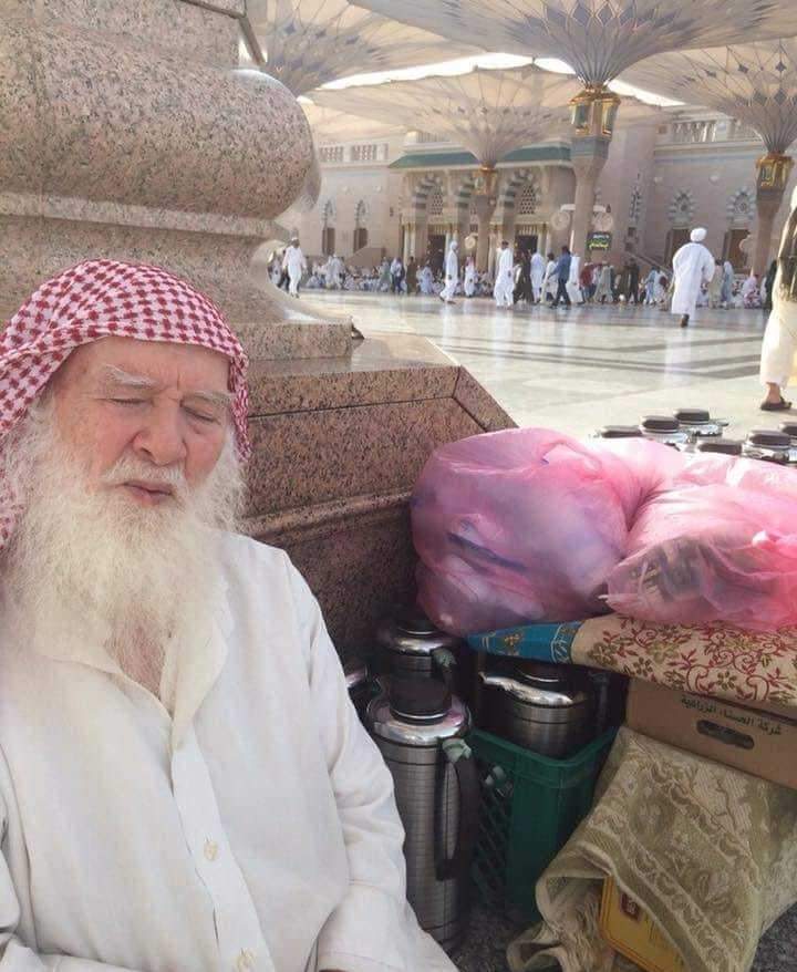 rudol9h's tweet image. This is Hajj Ismail Al Zaeem Abu Al-Sabaa .. He is more than 90 years old and has been serving breakfast and tea in Medina for more than 27 years in Ramadan for those who are fasting
