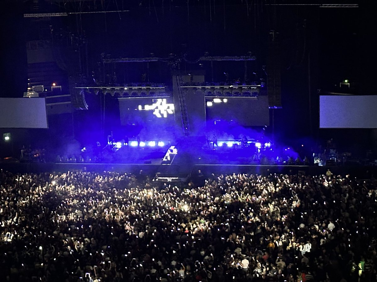 LochsideLIFT16's tweet photo. So the work we do in our community is making happy memories for families. Tonight was our turn @DermotKennedy you were amazing. A packed @OVOHydro 14,000 people #poweroverme #SonderTour https://t.co/s7SPCYuVpe