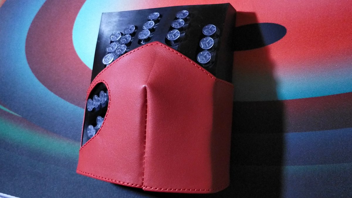 光学キーボードWotafk40（おたふく40）の上位グレードとして、スナップオン式の本革製パームレストを装着した「Wotafk41」を本日4月1日からGB開始します！
（左手用は未完成なので写真は右手用だけです）
#自作キーボード #wotafk #エイプリルフール