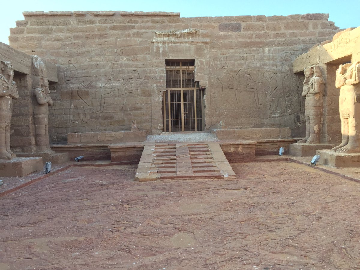 landoflove20's tweet photo. Only the two #pylons and the rock cut part survived, and in the surroundings there are 2 colossi of #Ramses, one upright, one fallen and 8 fine #Sphinxes guard the temple that have the images of #African and #Asiatic prisoners in their bases. https://t.co/0iFtsWhZ5c