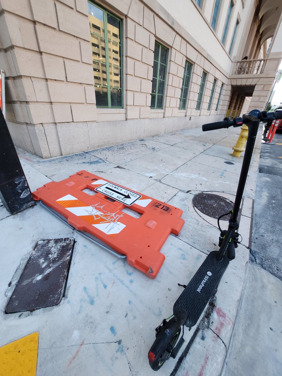 volvoshine's tweet photo. I know I've said this before, but it's worth repeating...

If you see things like this on the streets / sidewalks of Miami and you are physically *able and willing* to help... Please take 30 seconds and remove it safely.

This has been a PSA. 😌 https://t.co/cgRrnf8CfX