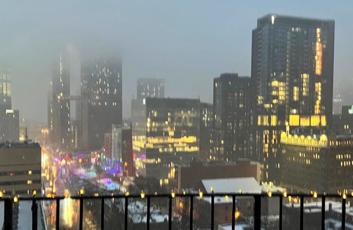 À Montréal c'est de la neige fondante qui clôture le dernier jour de mars, c'est-à-dire le 31 mars 2023...

#LAGRC #Mtl 2023-03-31  19H40
CR. PH.: David Turbis Le Grand  #DTLG (avec iphone 13) #neige