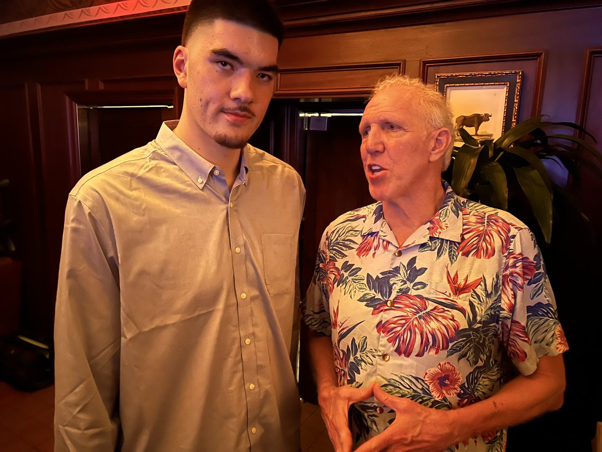 NaismithTrophy's tweet photo. Bringing @jerseymikes @NaismithTrophy royalty together: 3-time winner from @UCLAMBB @BillWalton and 2023 finalist @BoilerBall Zach Eady. #boilerup https://t.co/8xw1eKJ22d