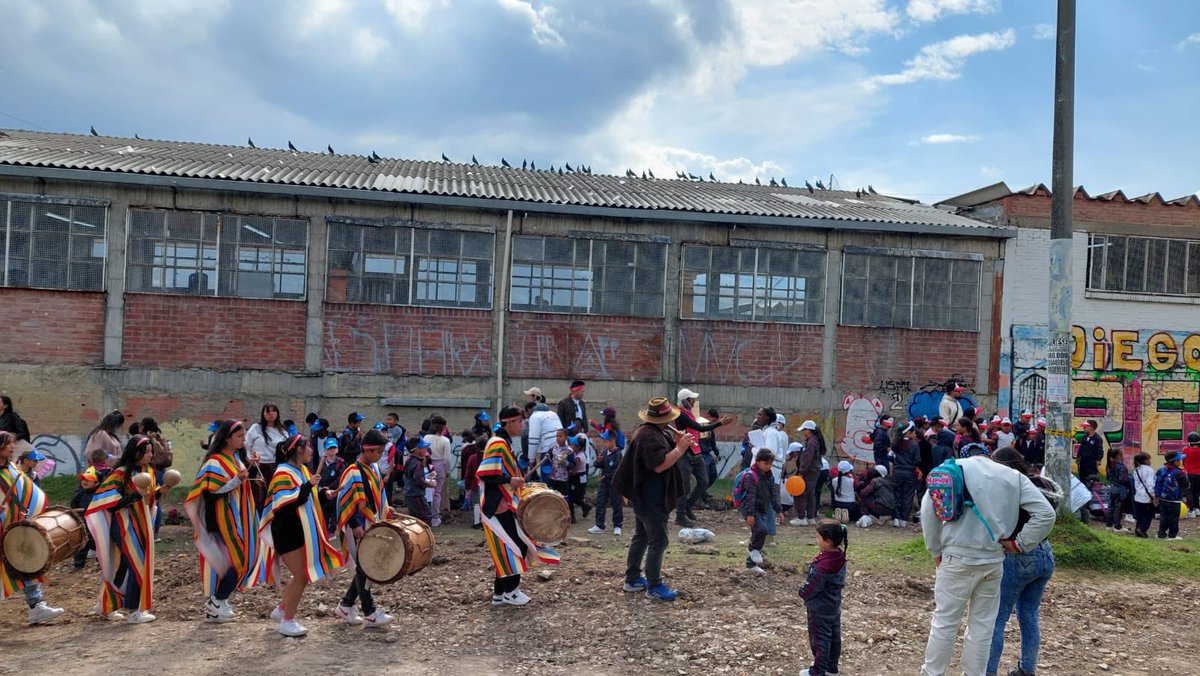 Patrimoniobta's tweet photo. Hoy, con nuestro programa de formación en Patrimonio Cultural #Civinautas, acompañamos una jornada de resignificación del espacio público en la IED Diego Montaña Cuellar, de la localidad de Usme.  #UsmeTerritorioDePaz https://t.co/flE6IqqnwH