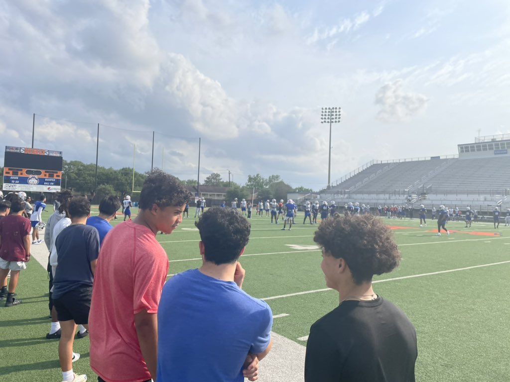 Gomezican's tweet photo. Huge thanks to @Coach_BHarris , @PeterChung555 , @CoachJSutrick , @CoachHornor and all of the @HCUFootball players and staff for their hospitality this afternoon. Our @NHS_Raiders1 had a great time visiting practice and came away with an outstanding overall experience 

#RIDE https://t.co/5XxkPgYizE