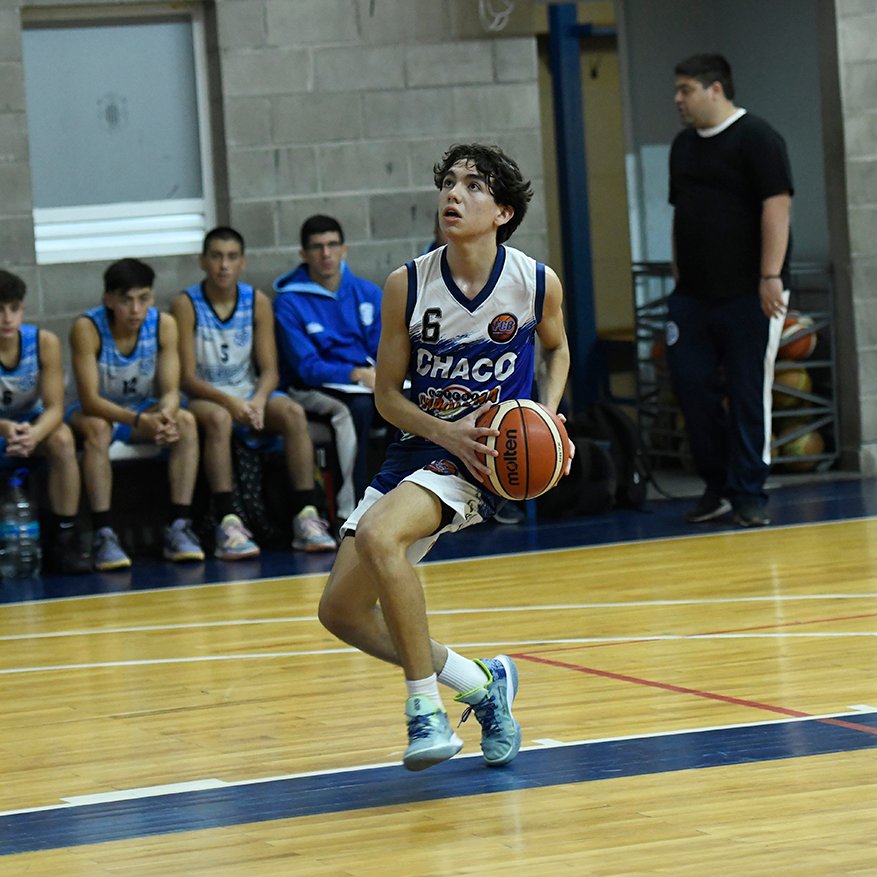cabboficial's tweet photo. 📢 Partido para alquilar balcones en el Microestadio de Peñarol: Chaco y FeBAMBA, los dos invictos del grupo Norte, se enfrentan por un lugar la definición del Argentino U15 masculino.

⏰ 21:00 horas
💻 Transmite @basquetpasstv https://t.co/p6ufL2vF7Y