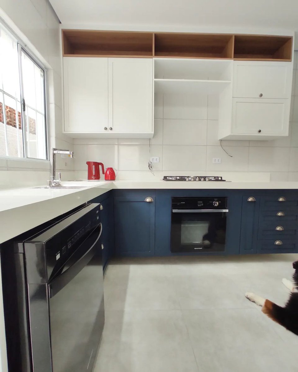 DecorataMoveis's tweet photo. A nova linha provençal da Daico já está fazendo muito sucesso.
No projeto da Jamile e do André utilizamos as portas em Branco Diamante e Azul Petróleo e os detalhes madeirados em Roble Catedral.

#decorata #moveisplanejados #decoração https://t.co/fd5yDR6d3t