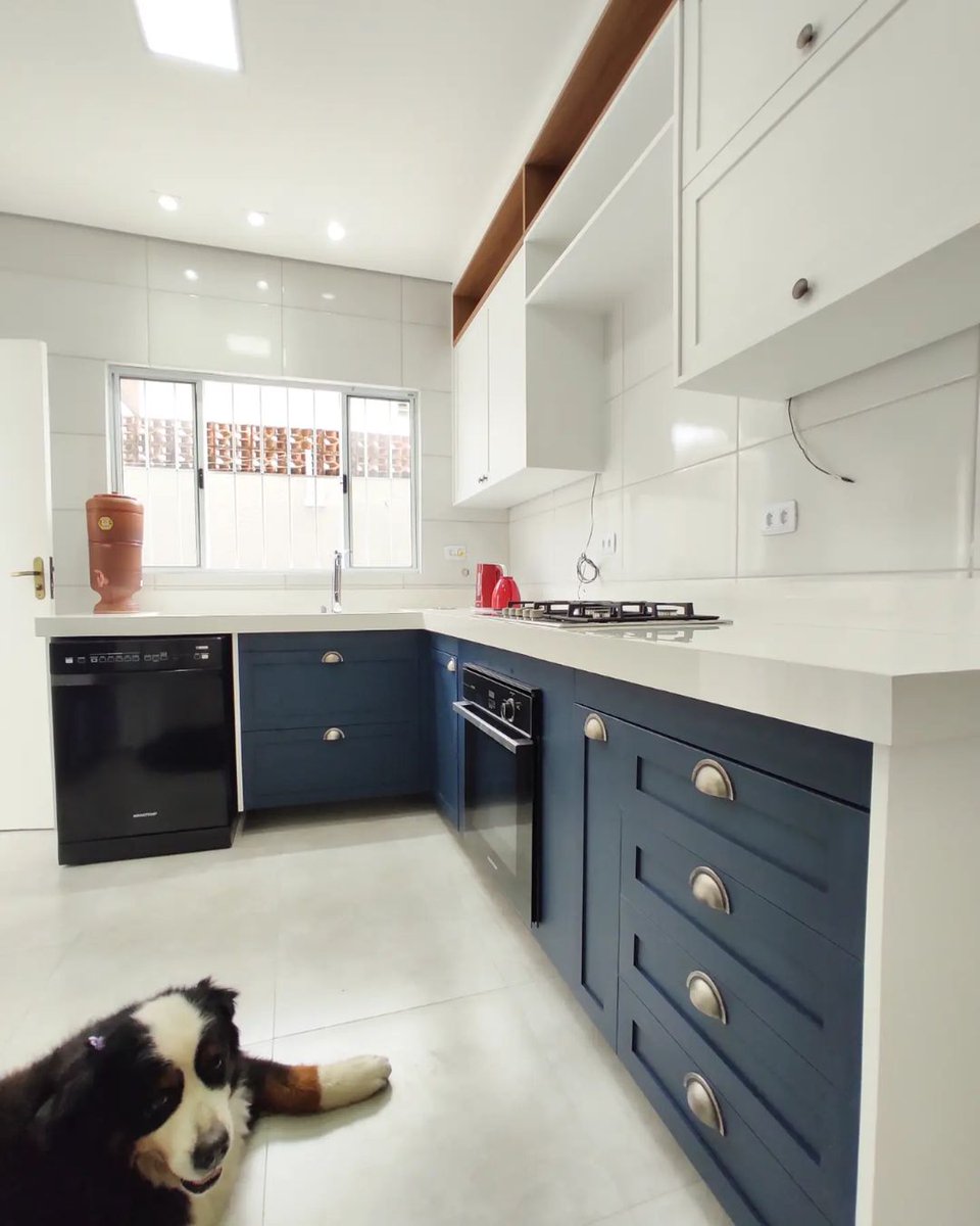 DecorataMoveis's tweet photo. A nova linha provençal da Daico já está fazendo muito sucesso.
No projeto da Jamile e do André utilizamos as portas em Branco Diamante e Azul Petróleo e os detalhes madeirados em Roble Catedral.

#decorata #moveisplanejados #decoração https://t.co/fd5yDR6d3t