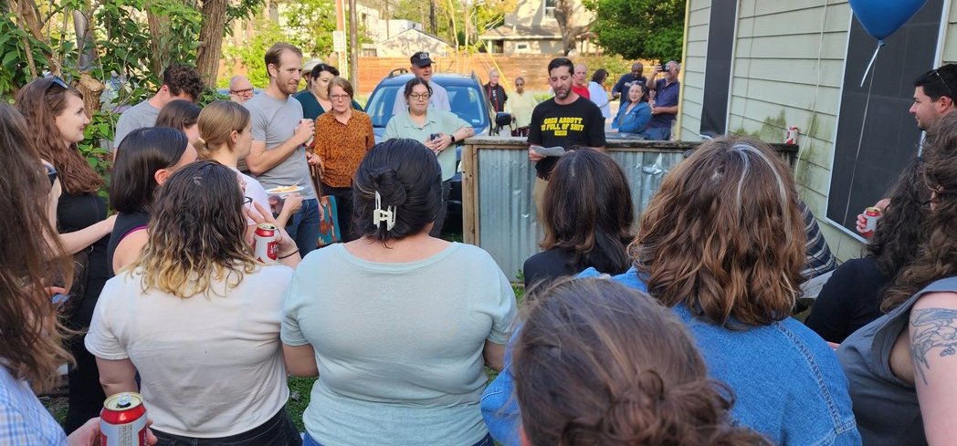 TexasObserver's tweet photo. Our Editor in Chief @gabrielarana speaking to the #FinalFriday crowd. We are elbow to elbow in the back yard and the mood is high. Calling out hard work by the whole team to save our publication. "The whole staff rolled up their sleeves."
#TexasNeedsAnObserver! #journalism https://t.co/Hd88z2v0Up