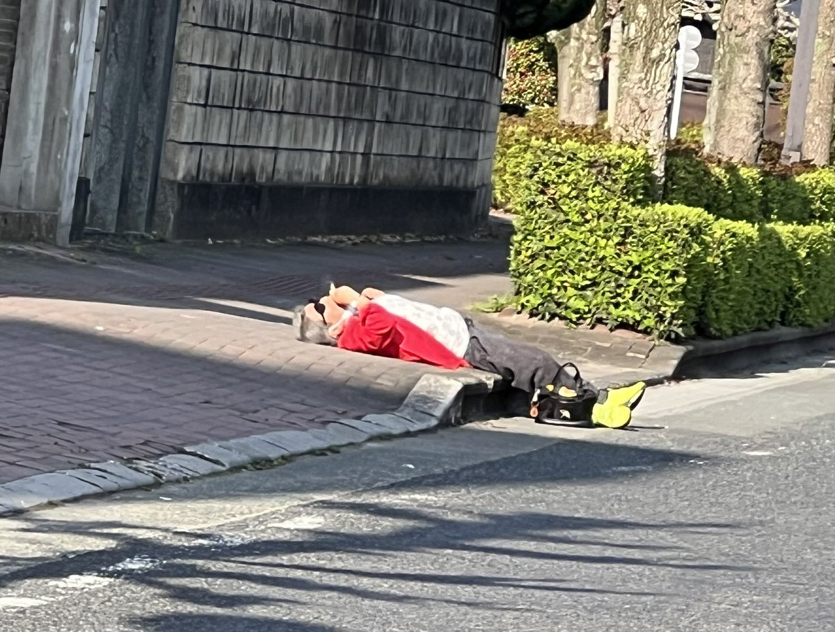 おはようございます。
４月初日の朝、道路に寝転んでタバコ吸ってる爺さんを見ましたw