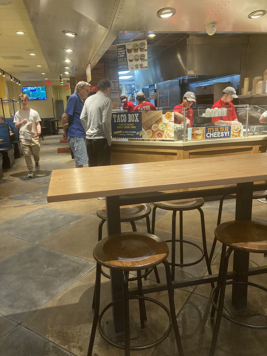 SpaldoBusiness's tweet image. “Where to eat?”

“guy that owns this place sends his kids to UK.”

“Done.”

#seeblue #notyelp 😂