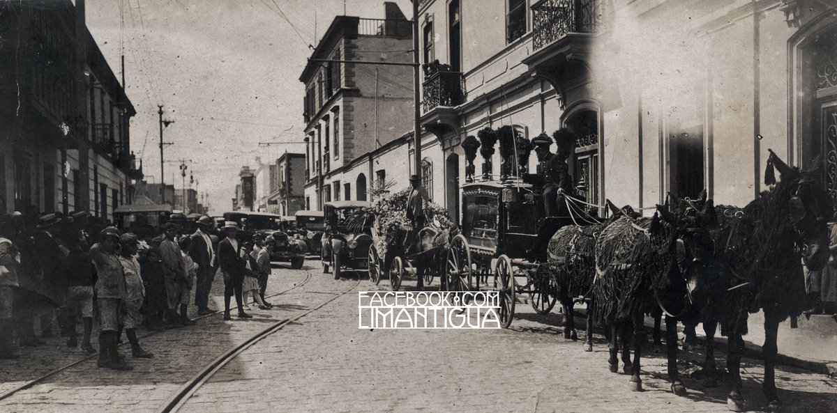 limantigua's tweet photo. Fotografía con más de 100 años que nos muestra una Carroza Funeraria por las calles de Lima. 

Sigue a @limantigua 
#vladimirvelasquez #limantigua #coleccionlimantigua https://t.co/xcUyc2TzwR