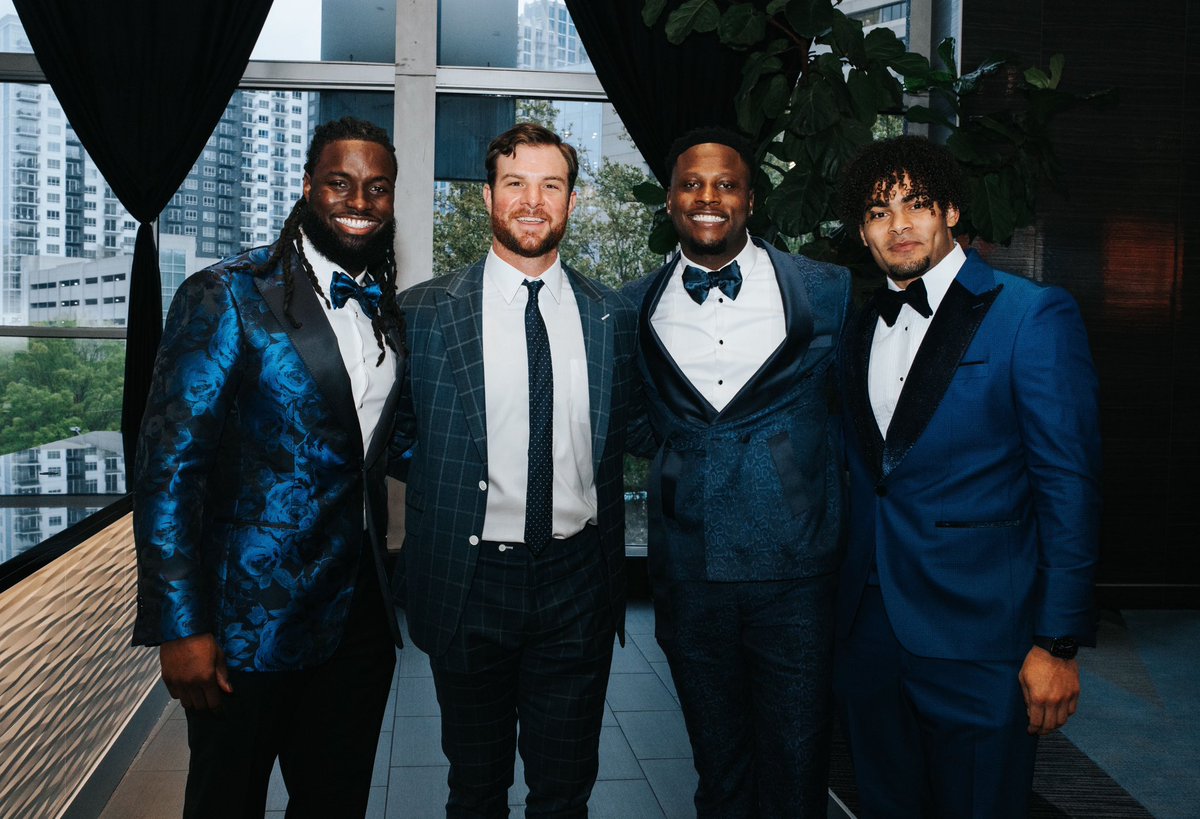 Turning the night blue with <a href="/greatness_16/">Ian Thomas</a> for the <a href="/AutismCharlotte/">Autism Charlotte</a> awareness event 🧩