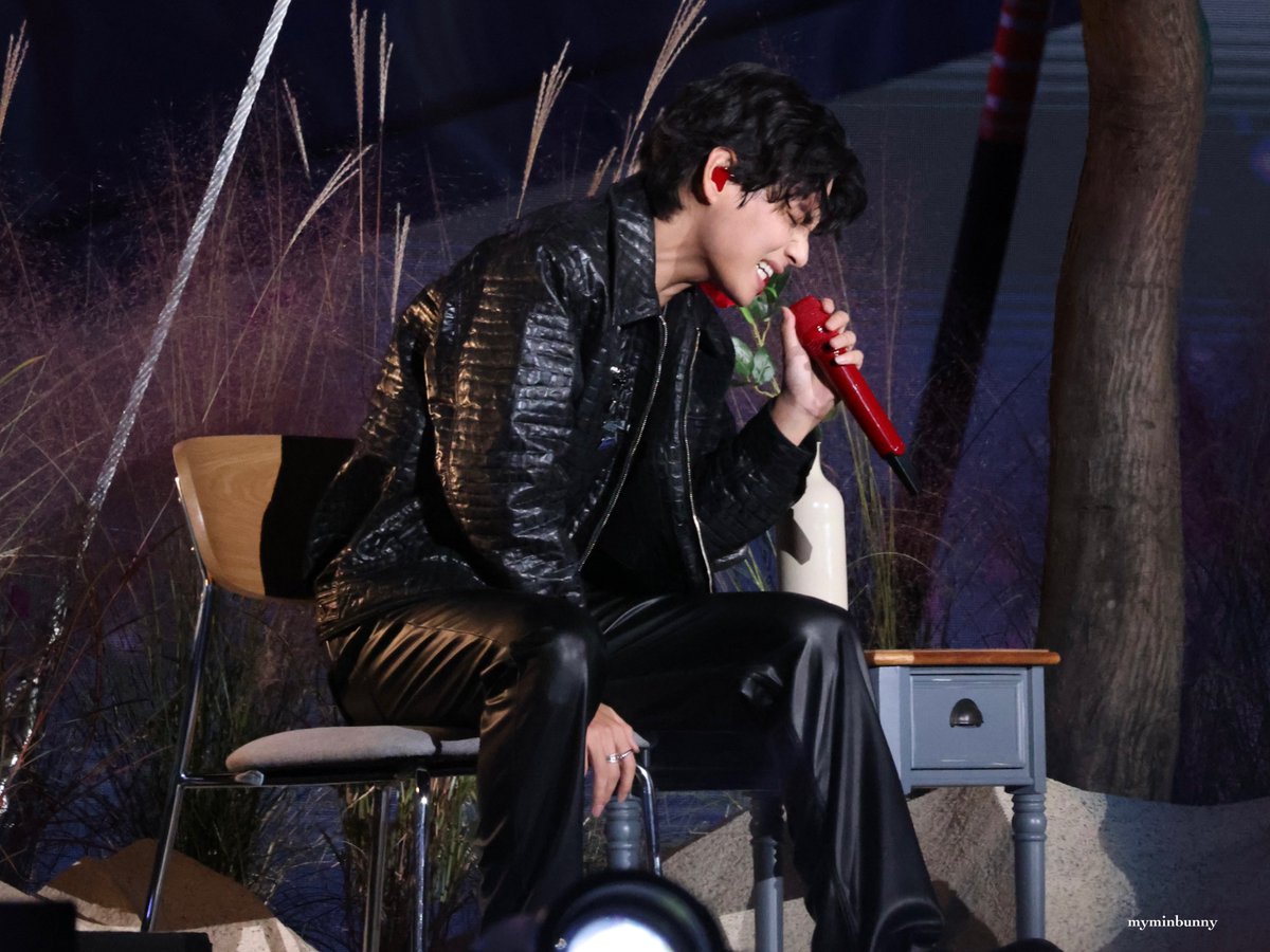 myminbunny's tweet photo. 221015

#태형 #V #テヒョン  
#방탄소년단 #BTS 
#YetToComeInBUSAN 
#AprilFoolsDay https://t.co/D6Nbhq4qJ8
