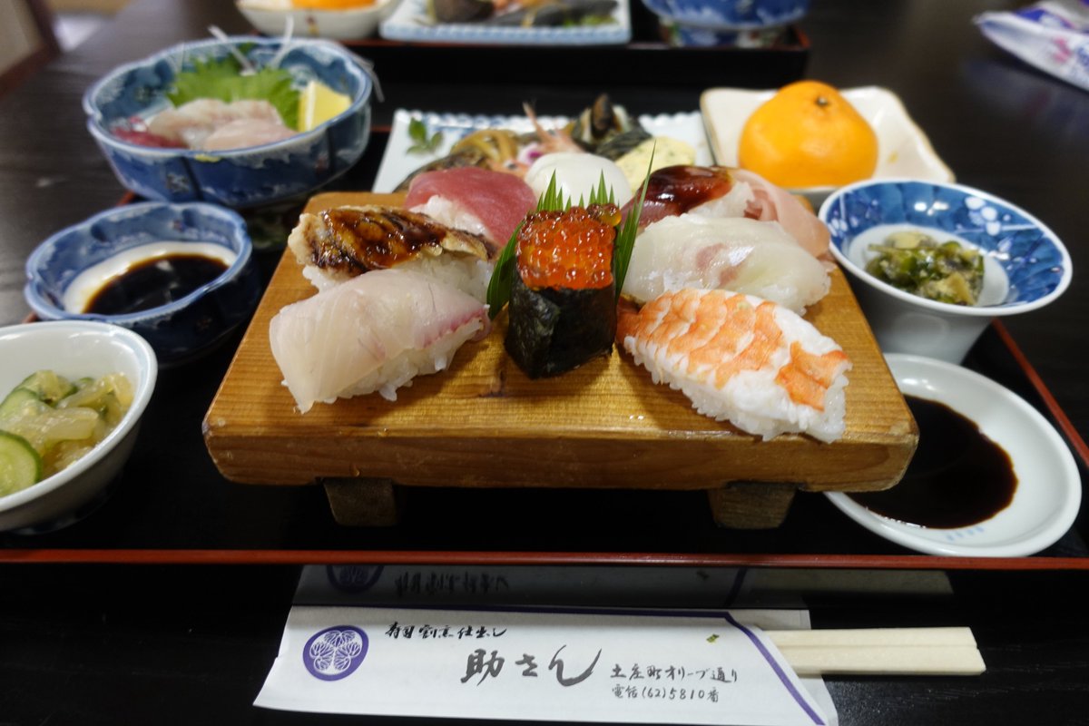 Traditional_Apt's tweet photo. 土庄町にある「寿司割烹 助さん」☺️

店名は大将のニックネームからつけられました🍣

お昼のランチは「すし定食おまかせ」1700円のみ🌟

ボリューム満点の豪華なランチがいただけます☺️
https://t.co/8fQsWamV2k https://t.co/vDhuejesGC
