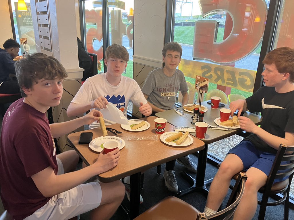 eernsttrackxc's tweet photo. Team dinner at Fazoli’s in St. Charles before meets tomorrow at Holt and John Burroughs high schools! https://t.co/9kUtEv0kxg