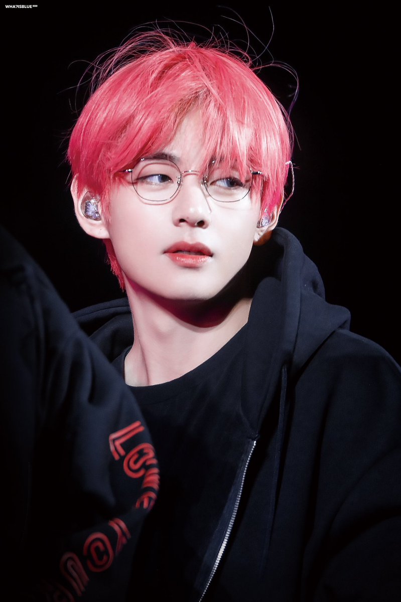 PurpleTaeChile's tweet photo. Old pics of TAEHYUNG for April Fool Day 👻 - Part 1

#뷔 #태형  #Taehyung #BTSV #방탄소년단뷔 

@BTS_twt 

© weloveyou &amp; whatisblue https://t.co/5WOjRiIIa6