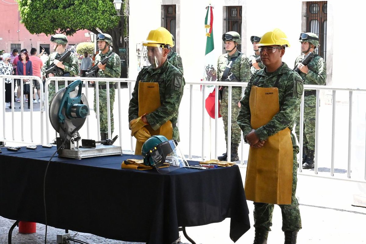 makugo's tweet photo. Para seguir garantizando la tranquilidad de las familias queretanas y como parte de la estrategia para Defender Querétaro, acudimos a la Ceremonia de Destrucción de Armamento Asegurado de la 17a Zona Militar. Esto es resultado de los operativos permanentes que realizan nuestras autoridades judiciales y ministeriales. ¡#Contigo, defendemos a Querétaro!