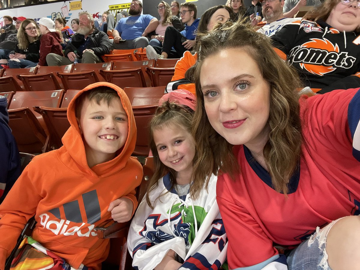 cecelia_holmes0's tweet photo. Great game so far! #kwingsphoto @KalamazooWings https://t.co/3xo2noS9aK