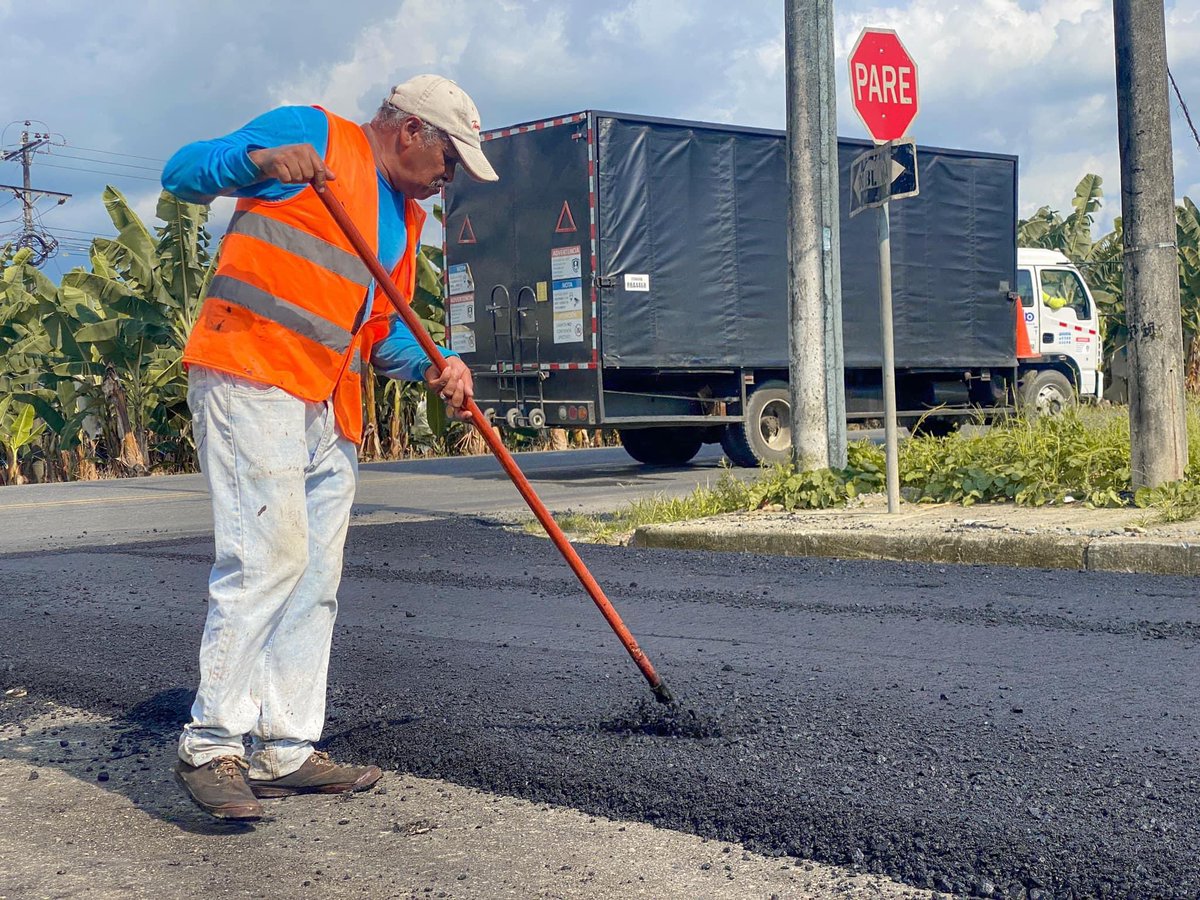 mgonzalezec's tweet photo. ¡Las obras no paran en el Corazón de Los Ríos! Moradores de la Luz Angélica ven un gran cambio con las nuevas calles asfaltadas. Este sector de Puebloviejo también… 1/2 https://t.co/ZvbkhAtdLo