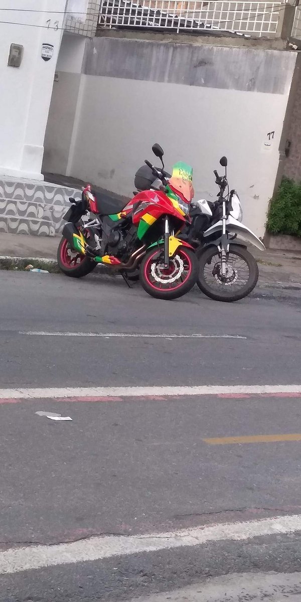 4i20hour's tweet photo. eis que o reggae carbura a moto a injeção eletrônica https://t.co/EYDoiftevB