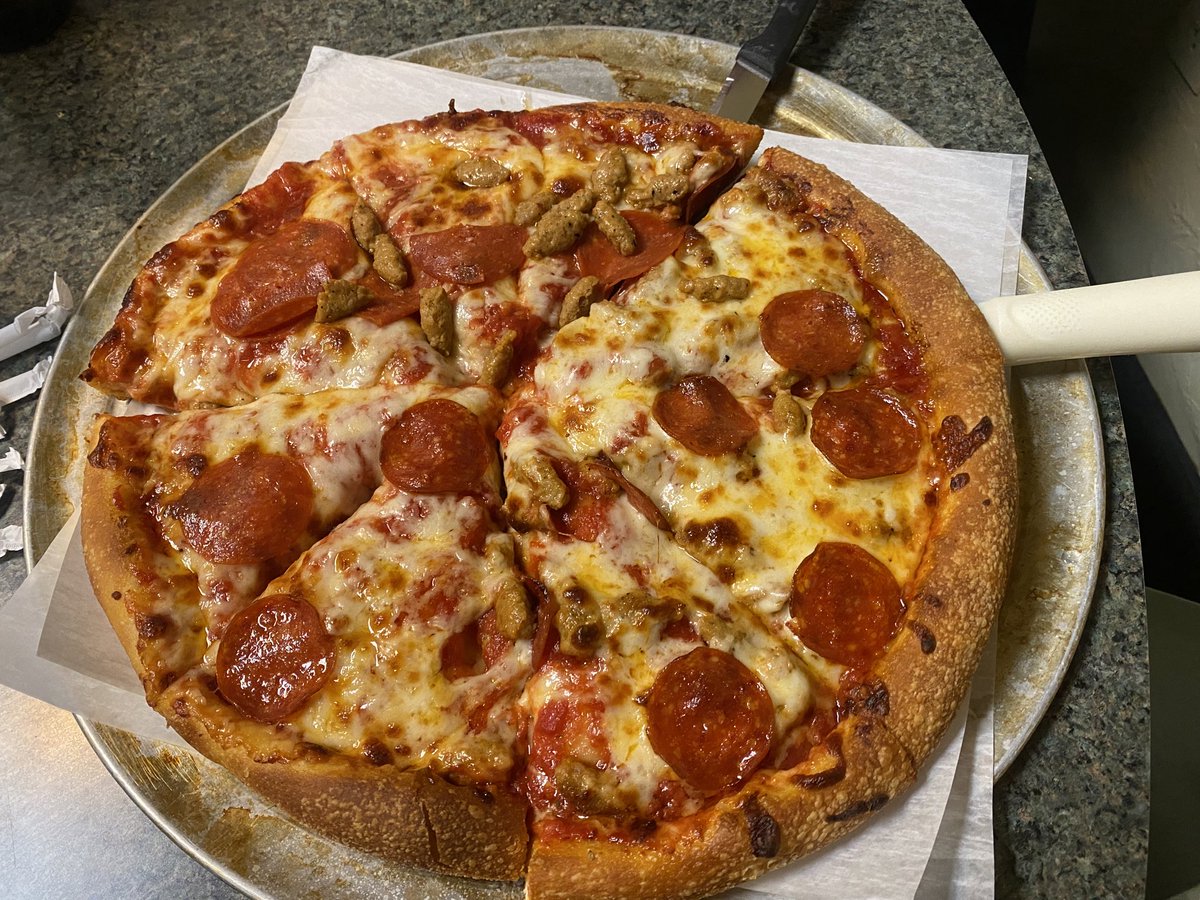 AndrewScarmack's tweet photo. Great night for some Pizza at Belleria Boardman!! 🍕 https://t.co/SN1Ivn93fk