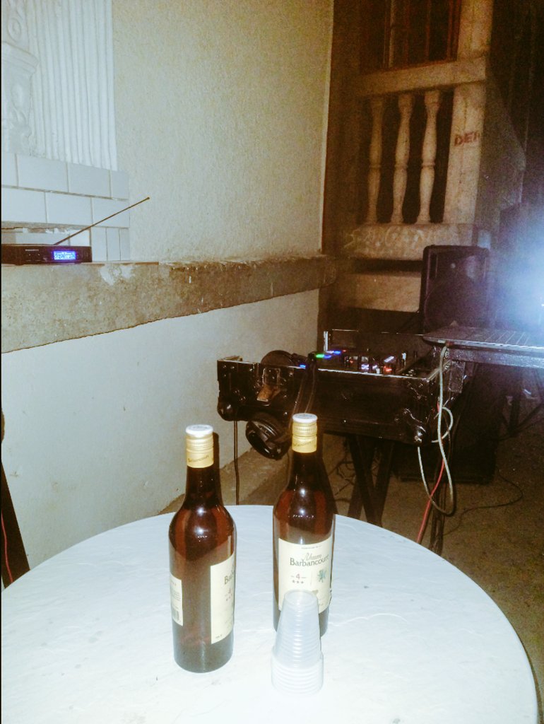 relemmoun's tweet photo. Gen sa k ap fè #zen,
gen lòt k ap bwè #kleren.
#DJ #Colomix birthday.
Katye a cho tonight 😂🤣🔥🔥🔥!
Bon wikenn tout moun... https://t.co/TPYVAnxjgo