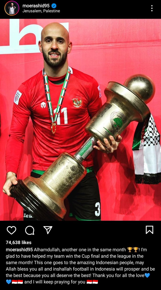 MCAOps's tweet photo. Pemain timnas Palestina, Mohammed Rashid memakai jersey timnas Indonesia dengan mengangkat trofi juara Yasser Arafat Cup 2023.

"untuk orang Indonesia yang luar biasa, semoga Allah memberkati kalian semua"

#FreePalestine #SavePalestine #BDS #OpIsrael #IsraeliCrimes https://t.co/BRgMUITuIi