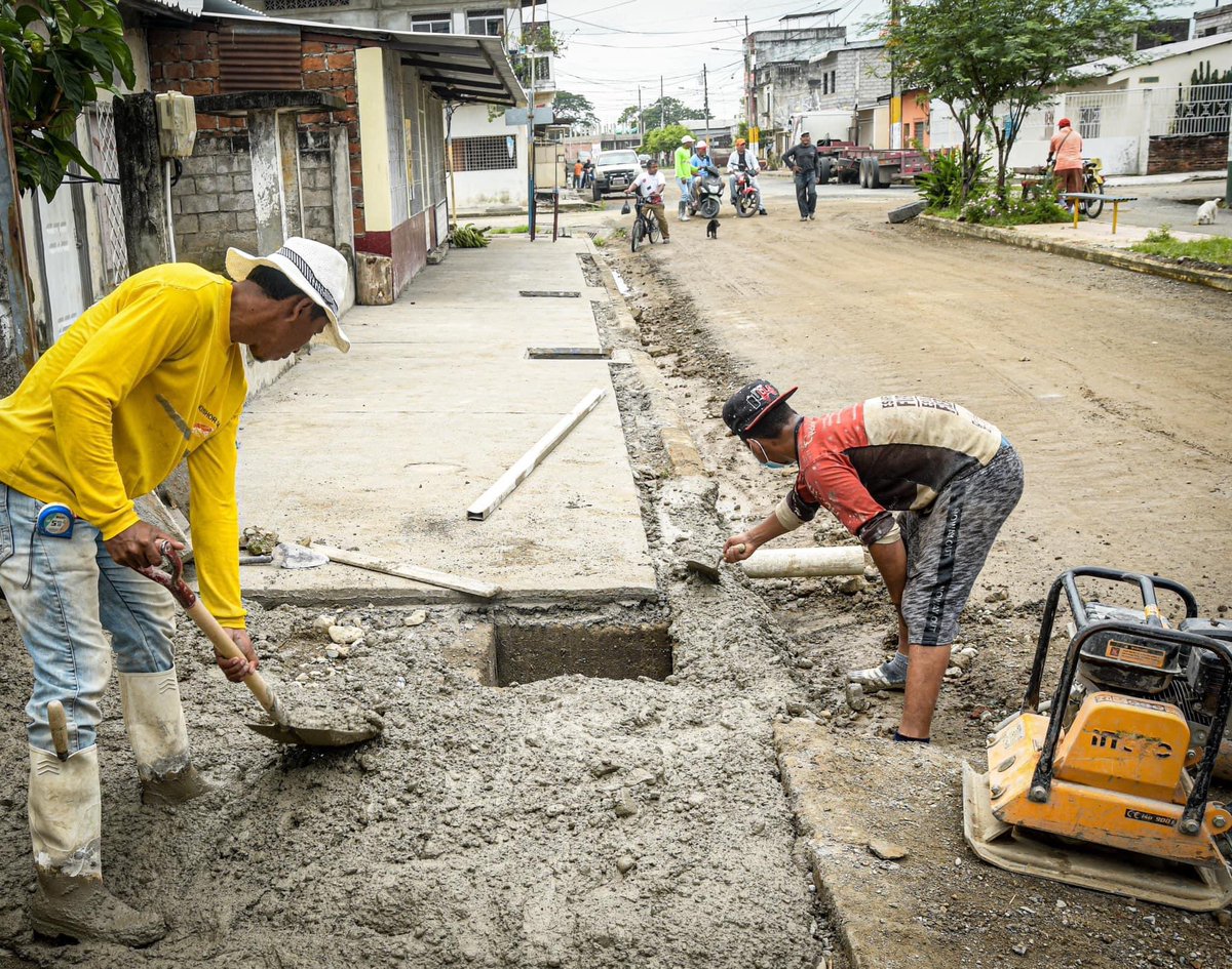 mgonzalezec's tweet photo. ¡Es viernes y las #Obras se ven! Qué bonitas están quedando las calles del cantón con sus nuevos bordillos, aceras, adoquinado y arborización. 1/2 https://t.co/uInUgKEt97