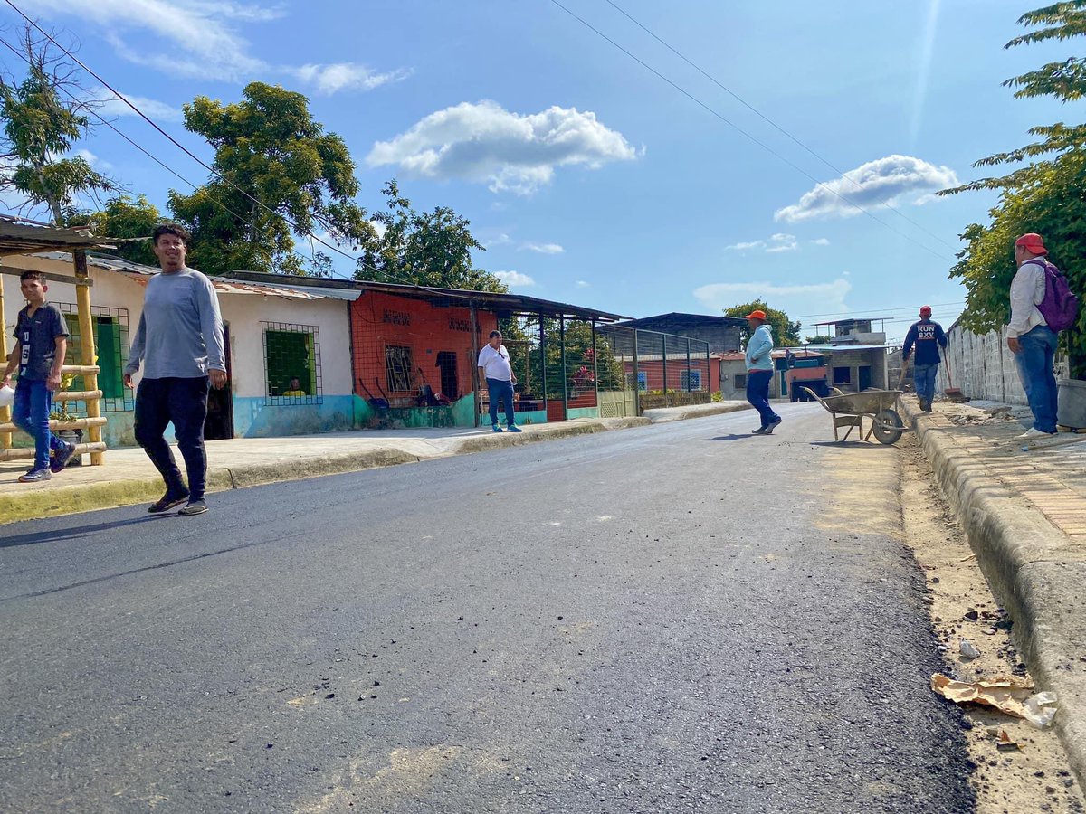 mgonzalezec's tweet photo. Forma parte del proyecto de regeneración urbana la misma que cuenta con aceras, bordillos, arborizado y adoquines, además, la nueva cancha deportiva con las máquinas para hacer ejercicios complementan esta tremenda obra. 😎 2/2 https://t.co/nlwit3Wasd