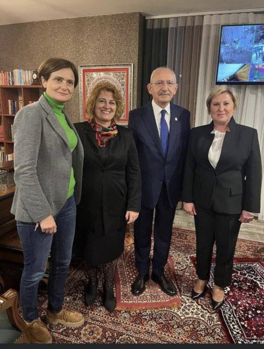Alparsl13550234's tweet photo. Bir kişidemi görmedi fotoğraf çekilirken uyarmayı, nedir bu seccadeye ayakkabı ile basılması #seccade #tuzak https://t.co/zao8ocmY5p