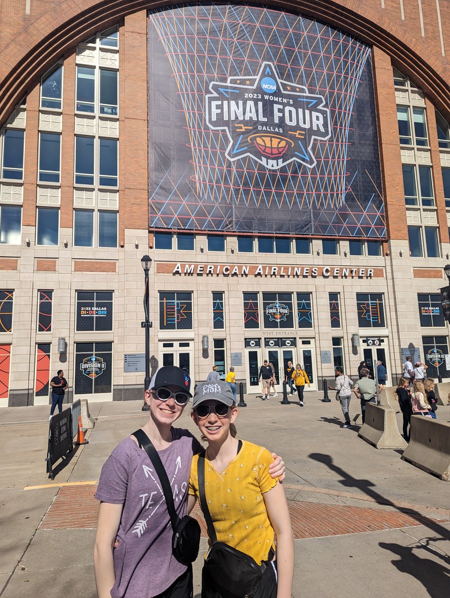 valpodogs's tweet photo. Daddy daughter date. #wffselfie  #WFinalFour https://t.co/zODuDfg5fR
