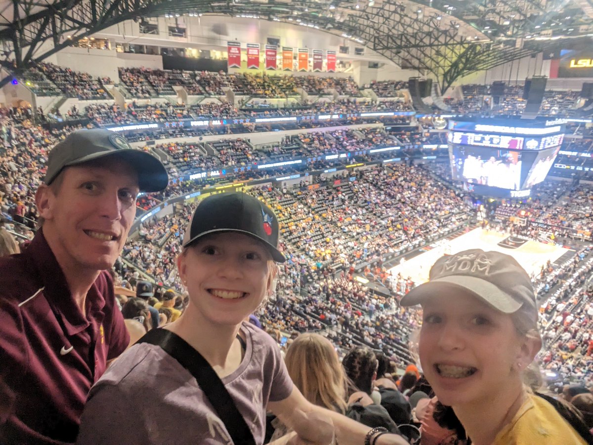 valpodogs's tweet photo. Daddy daughter date. #wffselfie  #WFinalFour https://t.co/zODuDfg5fR