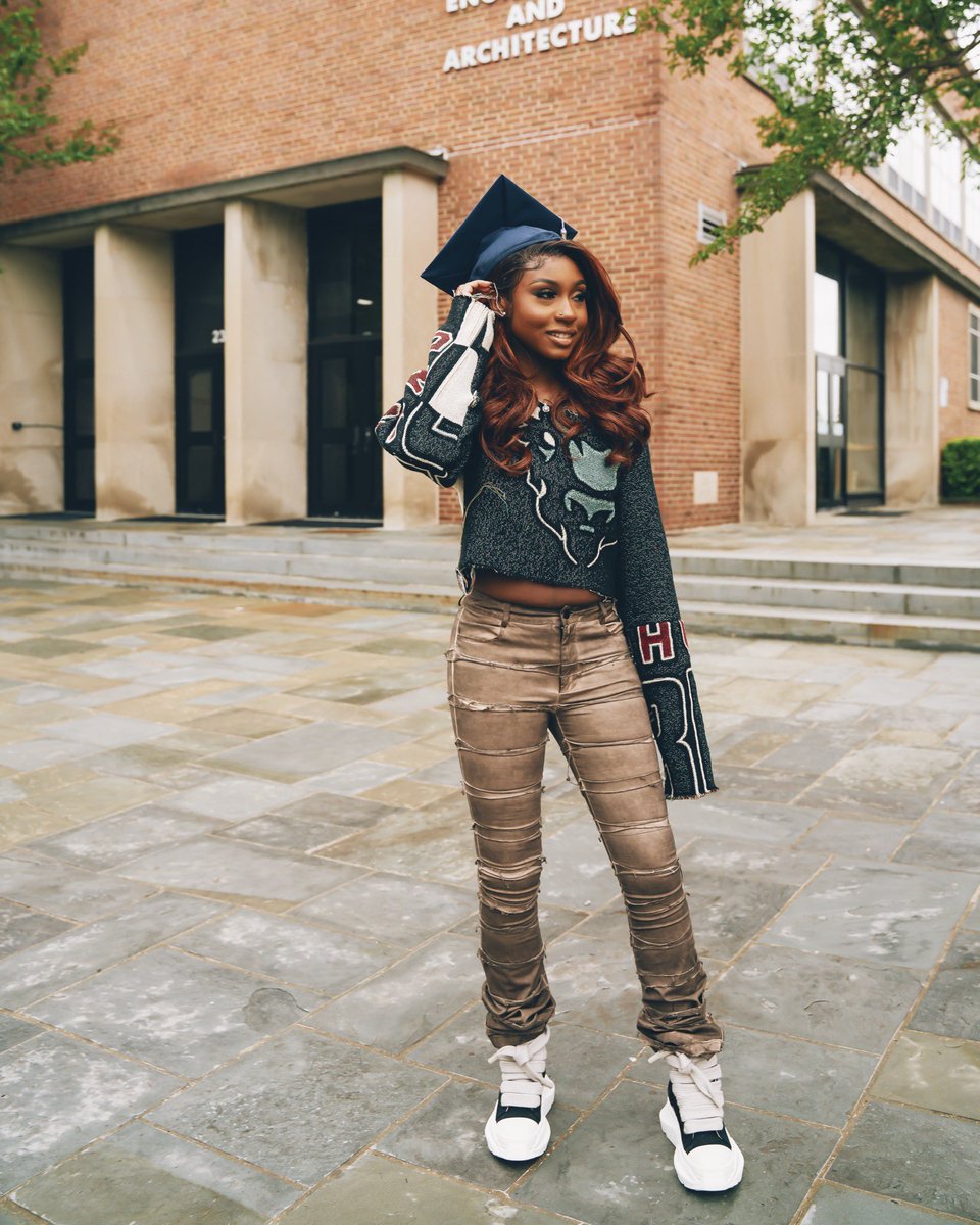 If you’re graduating from Howard University look no further… book your graduation photoshoot with me 🔥〽️.