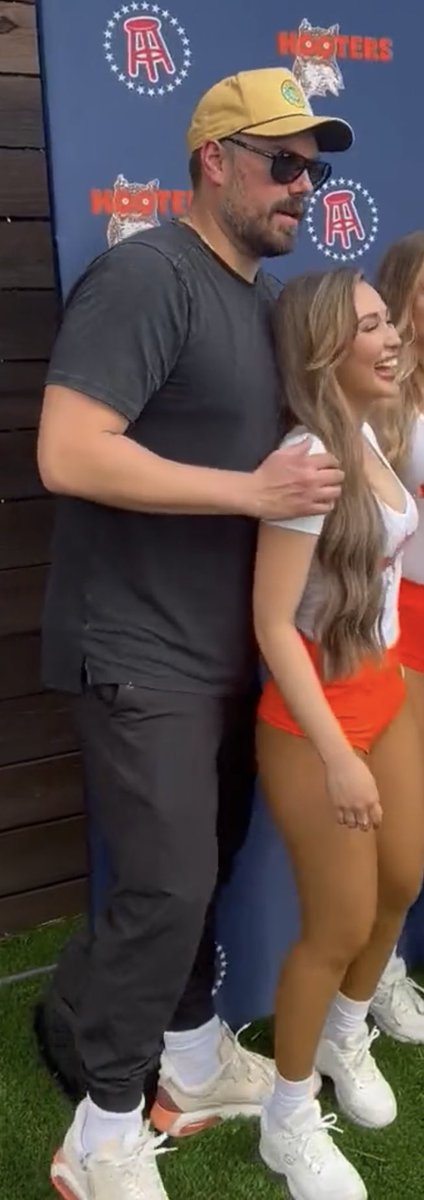 MohBetsMohMoney's tweet photo. @VivaLaStool @Hooters @stoolpresidente @BarstoolBigCat Father of Two https://t.co/Rn95ctPY2P