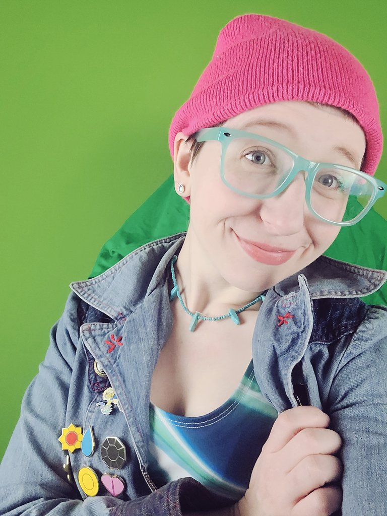 2 pic. It's my birthday won't you come keep me company ? Live on Twitch (Divbug) 🐛 https://t.co/lZqsOmYVJo