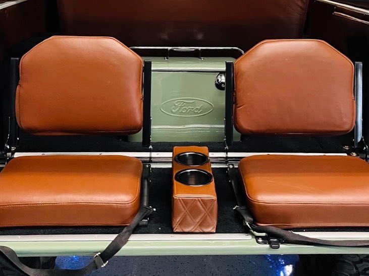ktmosborne's tweet photo. Mix of broncos xing block in AZ is extensive. Out of all, like to give a nod to this ‘73 ford bronco ranger custom.
Found in the desert out in Moab & thereafter, had a 2.5yr transformation. Result was this eye catching boxwood green machine. #mystarcar
https://t.co/zp16BFXgf4 https://t.co/XrZhNiuKlg