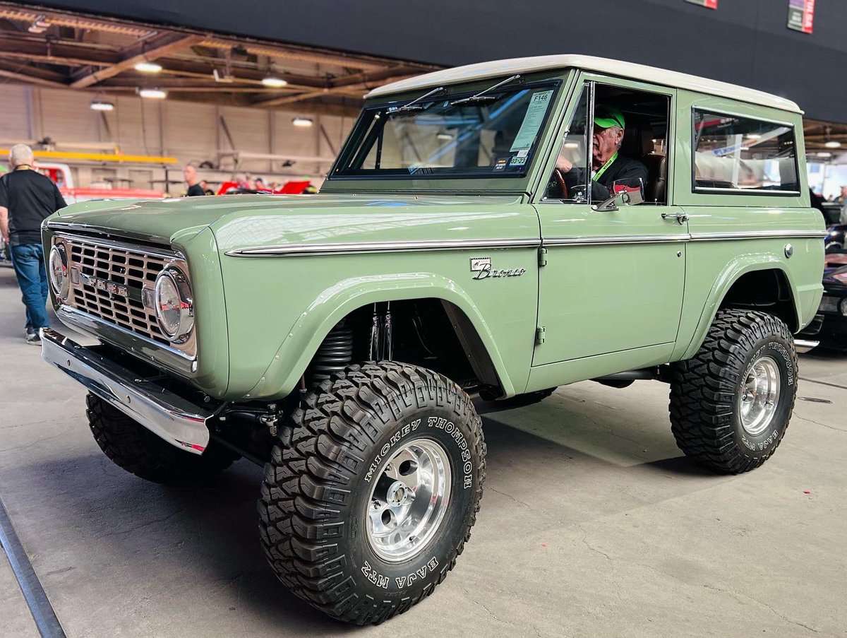 ktmosborne's tweet photo. Mix of broncos xing block in AZ is extensive. Out of all, like to give a nod to this ‘73 ford bronco ranger custom.
Found in the desert out in Moab & thereafter, had a 2.5yr transformation. Result was this eye catching boxwood green machine. #mystarcar
https://t.co/zp16BFXgf4 https://t.co/XrZhNiuKlg