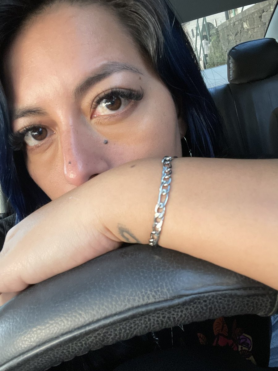 Jesymoru's tweet photo. El día de hoy mi cabeza está dividida en dos lados:
Lado “A”: Te falta aprenderte 9 canciones para mañana, aún toses cuando cantas mucho tiempo, como chingaos te vas a ir si no vas a tener coche?
Lado “B”: QUIERE LLORAR, QUIERE LLORAR!!! https://t.co/SKJob4qZj3