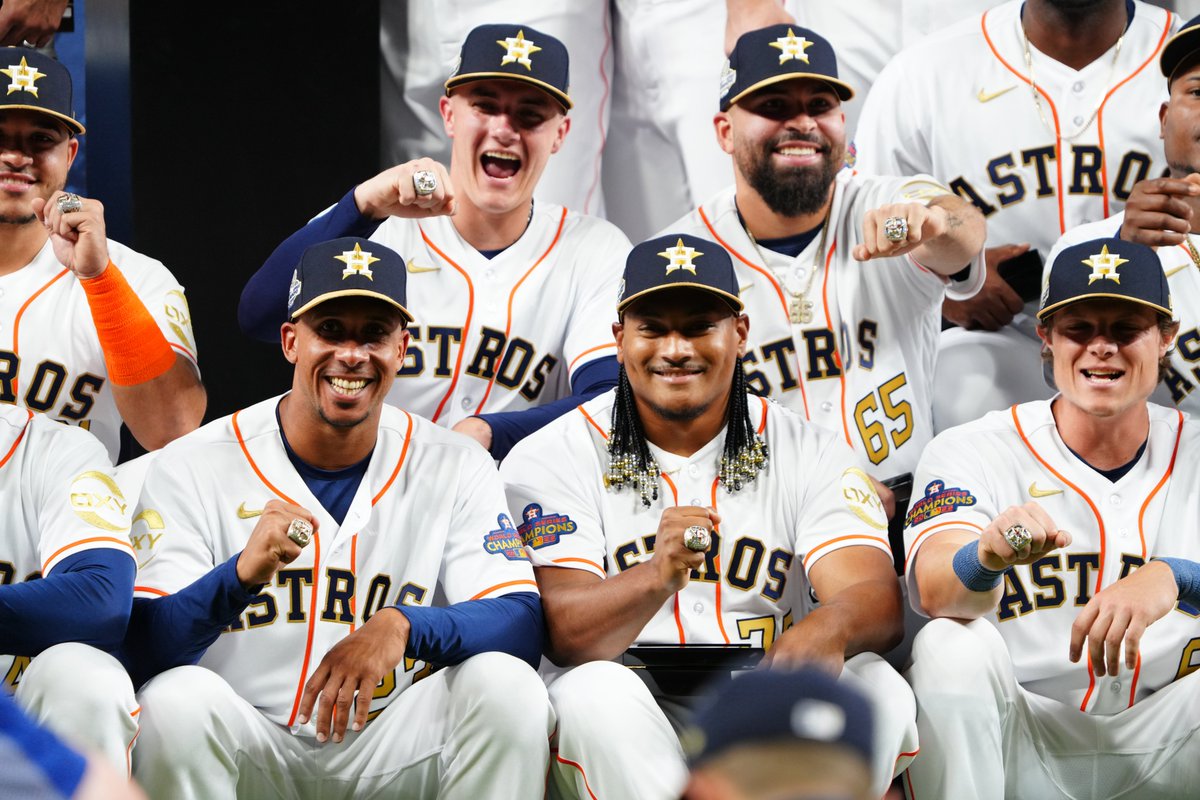 José Urquidy ya puede presumir su anillo de campeón de la Serie Mundial.
#YoAmoElBeis