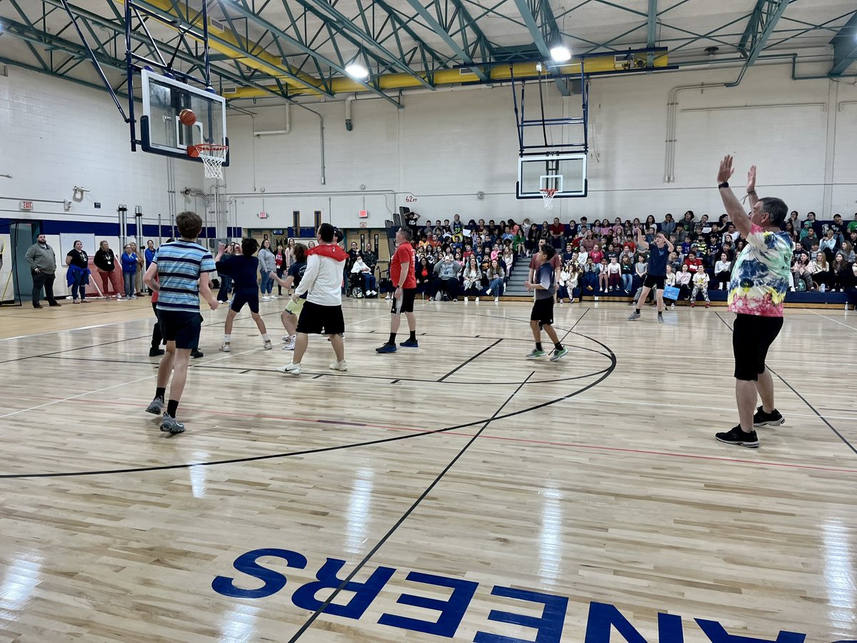 DiandraLaielli's tweet image. Ended #MarchMATHness by announcing the grade level finalist and champions at the Staff vs. Scholar basketball game 🏀 What a fun way to end to an exciting month! Great job organizing, Mrs. Mittelman! @lauramurphhs #BrigSTRONG @Glennr1809 @cp316 @brigschools