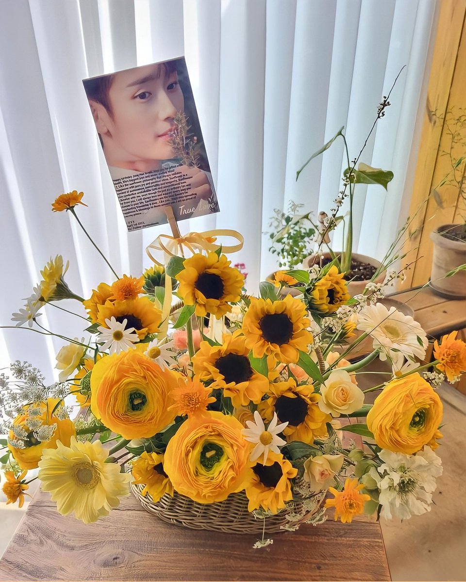 PrinceHaein's tweet photo. Since it's April, the florist said it's a bit difficult to get lots of 🌻 in good condition in Korea. But this time I really want to give you a basket of 🌻, And you know what, the results did not match my expectations!! Sorry 🤣 

Happy birthday @ActorHaein 🎉🍺
#HAPPY_HAEIN_DAY https://t.co/gSO5zanBDY