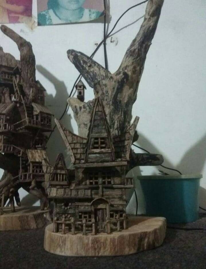 agus_subinarjo's tweet photo. #Alhamdulillah 
Masih bisa jualan semoga dapet rezeki dan laku jualanku AMIN..
miniatur rumah siapa tau ada yang minat,bahan dadri kayu jati asli blora jawa tengah. https://t.co/zepcqjrgqL